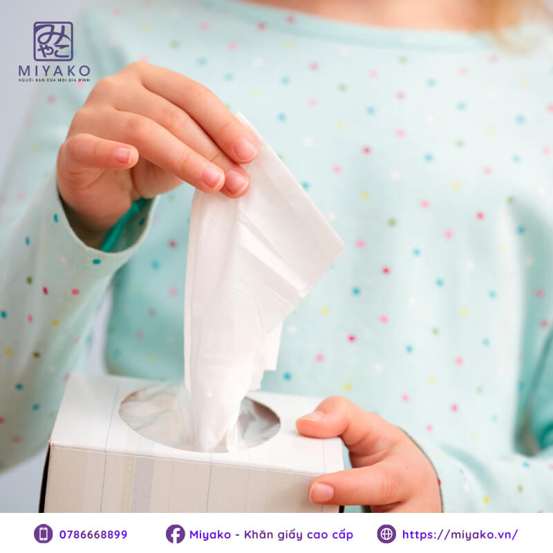 Khăn giấy an toàn cho bé có bề mặt mềm mại, dai mịn và hoàn toàn không để lại bụi giấy khi sử dụng