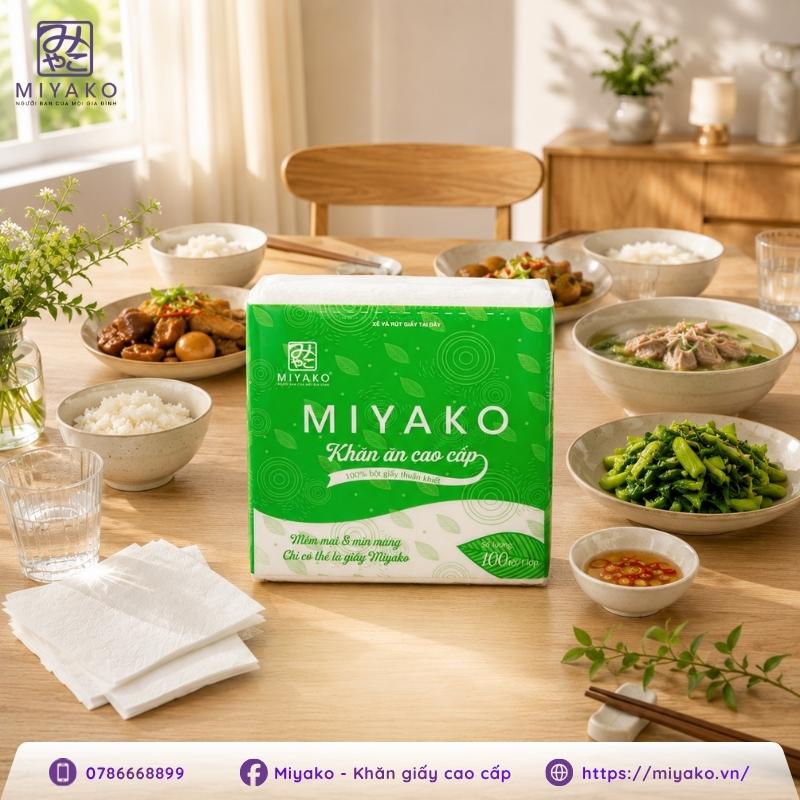 Phần 1: Các kiểu gấp cho bữa cơm và tiệc tại giaNhóm kiểu gấp này phù hợp với không khí ấm cúng, thân mật của gia đình — nhanh gọn, dễ làm, không cần phụ kiện phức tạp. 1. Cách xếp khăn giấy để đũa kiểu tam giác truyền thống Kiểu gấp "quốc dân" phù hợp nhất với các bữa cơm gia đình Việt Nam sử dụng mâm tròn hoặc bàn ăn dài truyền thống. Cách làm: Trải phẳng khăn giấy, gấp đôi lại thành hình chữ nhật. Gấp tiếp một đường chéo từ góc trên xuống cạnh đối diện để tạo hình tam giác cân. Đặt đôi đũa ngay ngắn lên phần khăn đã gấp. Ưu điểm: Cực kỳ nhanh gọn, thực hiện số lượng lớn trong thời gian ngắn mà vẫn đảm bảo tính lịch sự. 2. Gấp khăn hình hoa hồng Kiểu gấp tinh tế, thường dùng cho những bữa ăn kỷ niệm hoặc dịp đặc biệt trong gia đình. Cách làm: Chọn khăn giấy hình vuông, gấp đôi thành hình tam giác. Cuộn mép khăn lên từng lớp khoảng 3cm để tạo thành dải dài. Cuộn tròn từ một đầu khăn để tạo hình hoa hồng, chỉnh các lớp "cánh hoa" sao cho tự nhiên. Phù hợp: Bữa ăn kỷ niệm, sinh nhật người thân, mâm cơm ngày lễ. Lưu ý khi dùng giấy tissue: Kiểu này cần cuộn nhiều lớp và giữ độ cong của "cánh hoa" — nên dùng khăn giấy từ 2-3 lớp trở lên, thao tác nhẹ tay để tránh rách hoặc bung nếp. Với giấy 1 lớp mỏng, kiểu này khó giữ form đẹp. 3. Gấp khăn hình tai thỏ Kiểu gấp dễ thương, rất được lòng trẻ nhỏ. Cách làm: Gấp khăn ăn thành hình chữ nhật dài. Gấp các mép vào giữa để tạo hình tam giác cân. Gấp mép dưới lên, cố định để tạo đôi tai thỏ dễ thương. Phù hợp: Bữa ăn có trẻ em, tiệc sinh nhật thiếu nhi. 4. Gấp khăn hình quạt (cánh sen) nghệ thuật Kiểu gấp mang vẻ đẹp nhẹ nhàng, thường dùng để tạo chiều cao cho bàn trang trí. Cách làm: Gấp khăn giấy theo kiểu zíc-zắc từng nếp khoảng 2cm (như xếp quạt giấy thủ công). Gấp đôi phần giấy đã xếp lại. Cố định phần gốc bằng vòng giữ giấy hoặc đặt trực tiếp vào ly thủy tinh để cánh quạt xòe rộng như cánh sen. Phù hợp: Tiệc trà chiều, sinh nhật, họp mặt gia đình cuối tuần. Phần 2: Các kiểu gấp cho tiệc tại gia dịp đặc biệt 5. Cách xếp khăn giấy để muỗng nĩa hình túi đựng chuyên nghiệp Nếu tổ chức tiệc Âu hoặc BBQ ngoài trời, đây là cách xếp hoàn hảo để giữ vệ sinh dụng cụ ăn uống. Cách làm: Gấp khăn làm 3 phần theo chiều dọc để tạo thành một dải dài. Gấp ngược một đầu lên khoảng 1/3, sau đó gấp chéo mép giấy để tạo thành miệng túi. Đút muỗng, nĩa hoặc dao vào bên trong túi giấy. Phù hợp: Tiệc Âu, tiệc ngoài trời, BBQ gia đình. 6. Gấp khăn hình nơ bướm Phong cách vui tươi, trẻ trung, thu hút sự chú ý. Cách làm: Gấp khăn giấy theo hình chữ nhật dài. Gập hai đầu vào giữa. Dùng một đoạn ruy băng hoặc dải giấy màu khác buộc nhẹ ở giữa để tạo form nơ bướm. Phù hợp: Tiệc sinh nhật trẻ em, tiệc ngoài trời. Lưu ý khi dùng giấy tissue: Không buộc ruy băng quá chặt — giấy tissue mỏng dễ rách ngay tại điểm buộc. Nên buộc vừa đủ giữ form hoặc dùng dải giấy mềm thay vì ruy băng cứng. 7. Gấp khăn hình "ngọn lửa" cắm ly sang trọng Tạo ấn tượng mạnh ngay khi khách bước vào bàn tiệc tối. Cách làm: Gấp đôi khăn theo đường chéo để tạo hình tam giác lớn. Cuộn nhẹ nhàng từ phần nhọn của tam giác xuống đáy. Cắm phần đã cuộn vào ly rượu vang, chỉnh cho các lớp giấy bung ra tự nhiên như ngọn lửa. Phù hợp: Tiệc tối kỷ niệm, không gian có ánh nến. 8. Gấp khăn hình trái tim Đơn giản nhưng hiệu quả cảm xúc cao — ngôn ngữ của tình yêu trên bàn tiệc. Cách làm: Gấp khăn giấy thành hình chữ nhật dài. Gập hai đầu khăn vào giữa theo hướng đi xuống để tạo góc nhọn phía dưới, chỉnh phần trên bo tròn thành hình trái tim. Đặt giữa đĩa ăn, trang trí thêm vài cánh hoa hồng khô. Phù hợp: Tiệc kỷ niệm ngày cưới, tiệc tối Valentine. Phần 3: Các kiểu gấp chuyên nghiệp cho nhà hàng và tiệc buffet Nhóm kiểu gấp này phù hợp với số lượng khách đông, cần tốc độ thực hiện nhanh và tính đồng bộ cao — lý tưởng cho nhà hàng, khách sạn, tiệc buffet. 9. Gấp khăn hình thuyền buồm Biểu tượng cho sự sáng tạo, năng động — phù hợp với các bàn tiệc buffet trẻ trung, tiệc ngoài trời hoặc tiệc công ty. Cách làm: Gấp đôi khăn để tạo hình tam giác, tiếp tục gấp để dựng hình thuyền buồm. Điều chỉnh các cạnh để tạo độ sắc nét. Phù hợp: Bàn tiệc buffet ngoài trời, tiệc công ty, sự kiện team-building. 10. Gấp khăn hình vương miện (dịp lễ hội) Kiểu gấp phẳng, tạo hình các múi nhọn đều nhau như vương miện — vẫn giữ được không khí lễ hội, sang trọng mà không cần nhiều tầng lớp cồng kềnh. Cách làm: Gấp khăn giấy vuông theo kiểu xếp quạt zíc-zắc đều tay (nếp khoảng 2cm). Gập đôi phần giấy đã xếp lại, giữ chặt phần gốc. Xòe nhẹ phần trên để tạo các múi nhọn đều như hình vương miện, đặt đứng trong ly hoặc đặt phẳng trên đĩa. Phù hợp: Tiệc Noel, tiệc tất niên công ty, sự kiện cuối năm tại nhà hàng. Lưu ý khi dùng giấy tissue: Đây là lựa chọn thay thế phù hợp hơn kiểu xếp tầng nhiều lớp truyền thống (như hình cây thông) — vốn cần giấy dày, cứng mới đứng vững. Với giấy tissue mỏng, kiểu vương miện dạng xếp quạt phẳng giữ form tốt hơn nhiều. Mẹo cho nhà hàng/buffet đông khách: Với các kiểu gấp trong Phần 3, nên ưu tiên thao tác nhanh, ít bước để chuẩn bị được số lượng lớn trong thời gian ngắn mà vẫn giữ tính đồng bộ, chuyên nghiệp cho toàn bộ bàn tiệc.