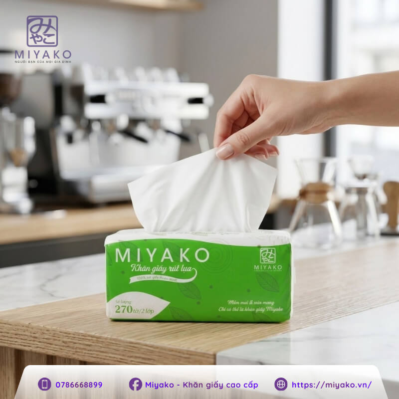 Dòng khăn giấy rút lụa mịn màng là điểm chạm tinh tế giúp khách hàng hài lòng hơn với dịch vụ của quán.